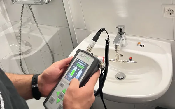 Feuchtigkeitsmessung nach einem Wasserschaden im Badezimmer