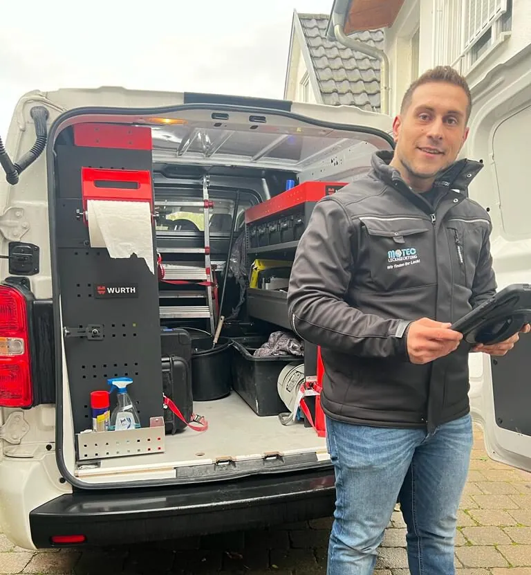 Der Motec-Geschäftsführer vor dem voll ausgestatteten Servicefahrzeug